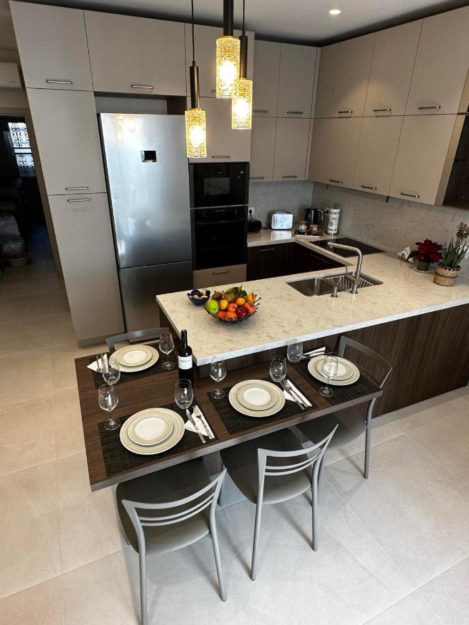 Samanthas Luxury Apartment